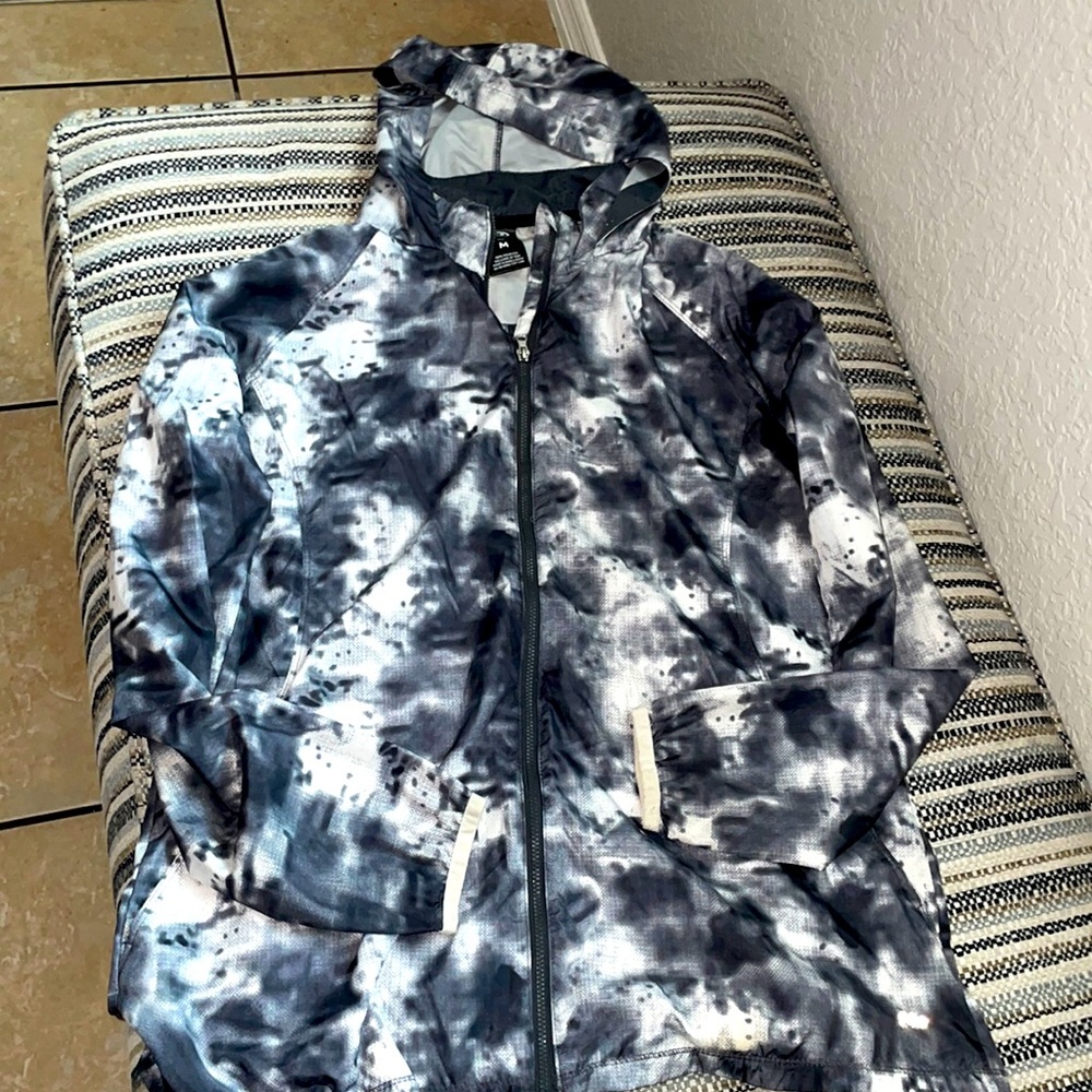 Pro player 100%polyester medium jacket. Grey and white.